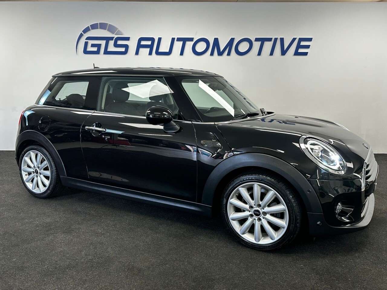 A 2019 MINI HATCH 1.5 COOPER CLASSIC THREE DOOR 135 BHP + REAR CAMERA + HEATED SEATS SIX MONT A 2019 MINI HATCH 1.5 COOPER CLASSIC THREE DOOR 135 BHP + REAR CAMERA + HEATED SEATS SIX MONT