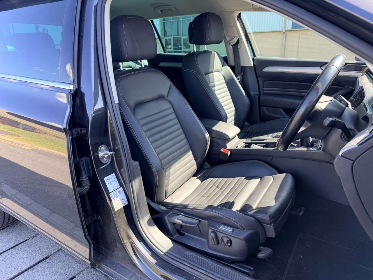 A 2020 VOLKSWAGEN PASSAT ESTATE 2.0 TDI EVO SEL 150 BHP + SAT NAV + HEATED LEATHER A 2020 VOLKSWAGEN PASSAT ESTATE 2.0 TDI EVO SEL 150 BHP + SAT NAV + HEATED LEATHER