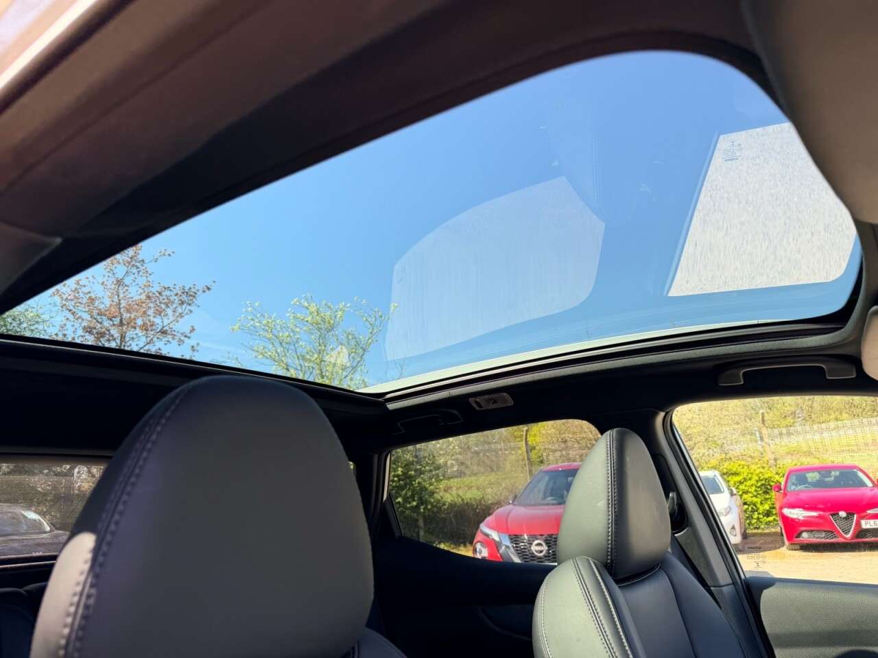 A 2018 NISSAN QASHQAI 1.3 DIG-T TEKNA PLUS+ 140 BHP + SAT NAV + GLASS SUNROOF + HEATED LEATHER A 2018 NISSAN QASHQAI 1.3 DIG-T TEKNA PLUS+ 140 BHP + SAT NAV + GLASS SUNROOF + HEATED LEATHER