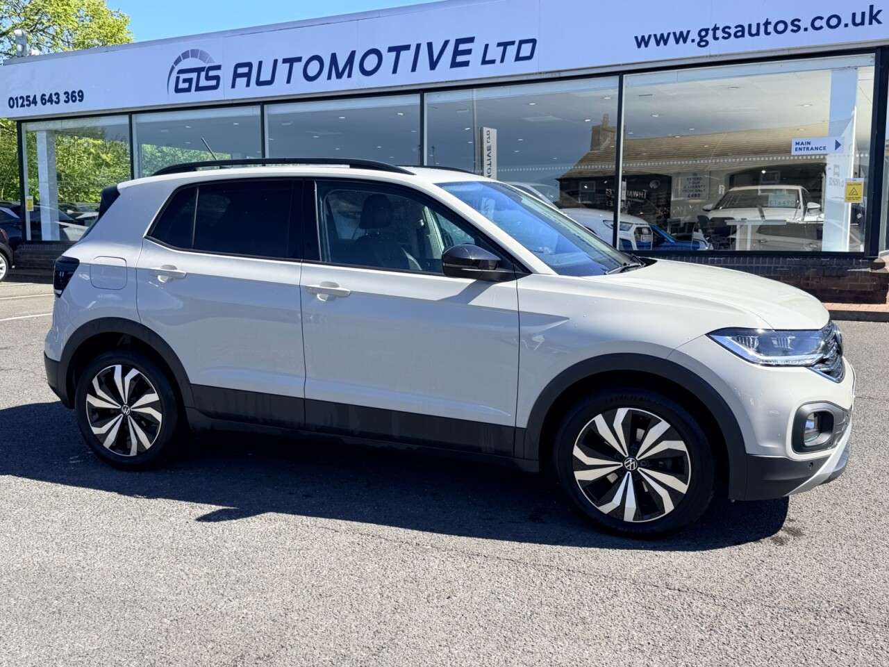 A 2023 VOLKSWAGEN T-CROSS 1.0 TSI BLACK EDITION FIVE DOOR 110 BHP + PARKING SENSORS + APPLE CAR PLAY A 2023 VOLKSWAGEN T-CROSS 1.0 TSI BLACK EDITION FIVE DOOR 110 BHP + PARKING SENSORS + APPLE CAR PLAY
