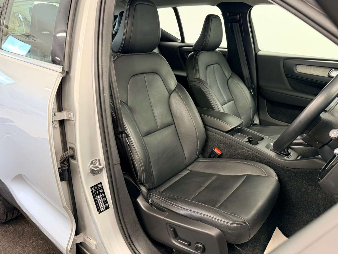 A 2019 VOLVO XC40 1.5 T3 INSCRIPTION 155 BHP + SAT NAV + LEATHER SIX MONTH WARRANTY JUNE 2027 A 2019 VOLVO XC40 1.5 T3 INSCRIPTION 155 BHP + SAT NAV + LEATHER SIX MONTH WARRANTY JUNE 2027