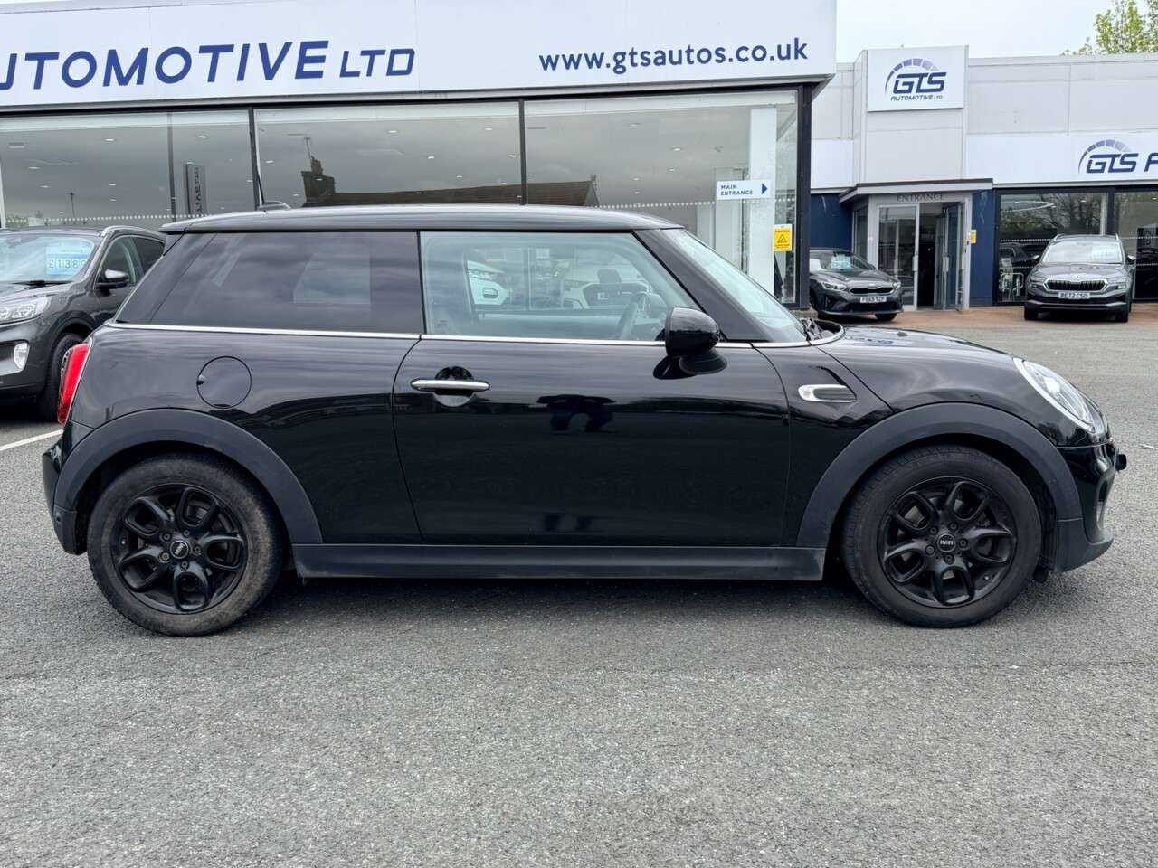 A 2019 MINI HATCH 1.5 COOPER CLASSIC THREE DOOR 135BHP + HEATED SEATS A 2019 MINI HATCH 1.5 COOPER CLASSIC THREE DOOR 135BHP + HEATED SEATS