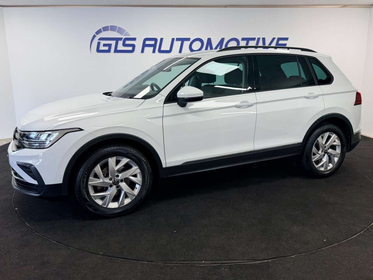 A 2022 VOLKSWAGEN TIGUAN 1.5 TSI LIFE 130 BHP + SAT NAV + REAR CAMERA + HEATED SEATS SIX MONTH WARRA A 2022 VOLKSWAGEN TIGUAN 1.5 TSI LIFE 130 BHP + SAT NAV + REAR CAMERA + HEATED SEATS SIX MONTH WARRA