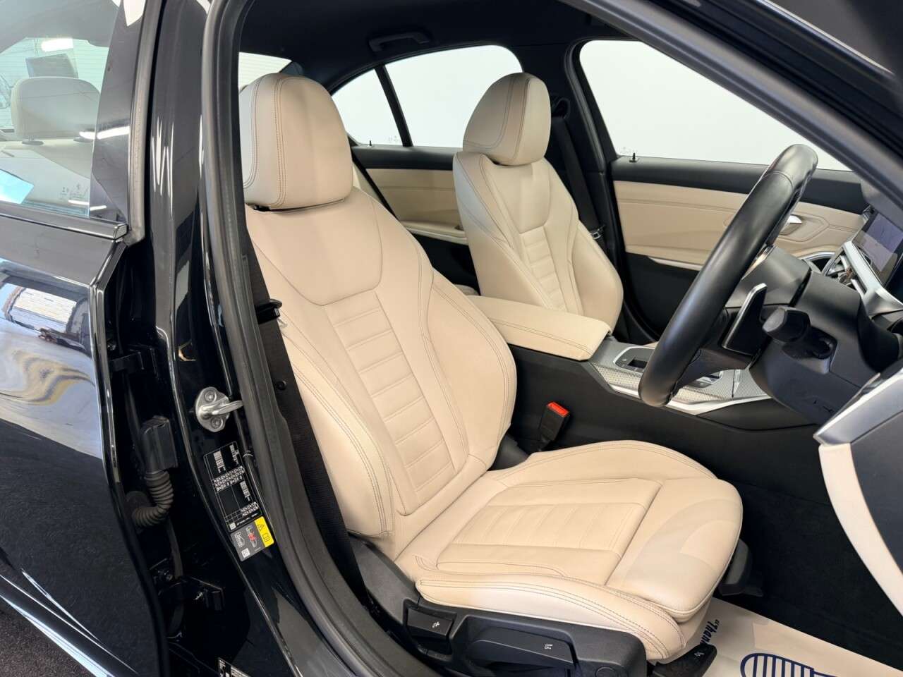 A 2019 BMW 3 SERIES 330e 12kWh M-SPORT PLUG-IN HYBRID AUTO 292 BHP + SAT NAV + HEATED LEATHER S A 2019 BMW 3 SERIES 330e 12kWh M-SPORT PLUG-IN HYBRID AUTO 292 BHP + SAT NAV + HEATED LEATHER S