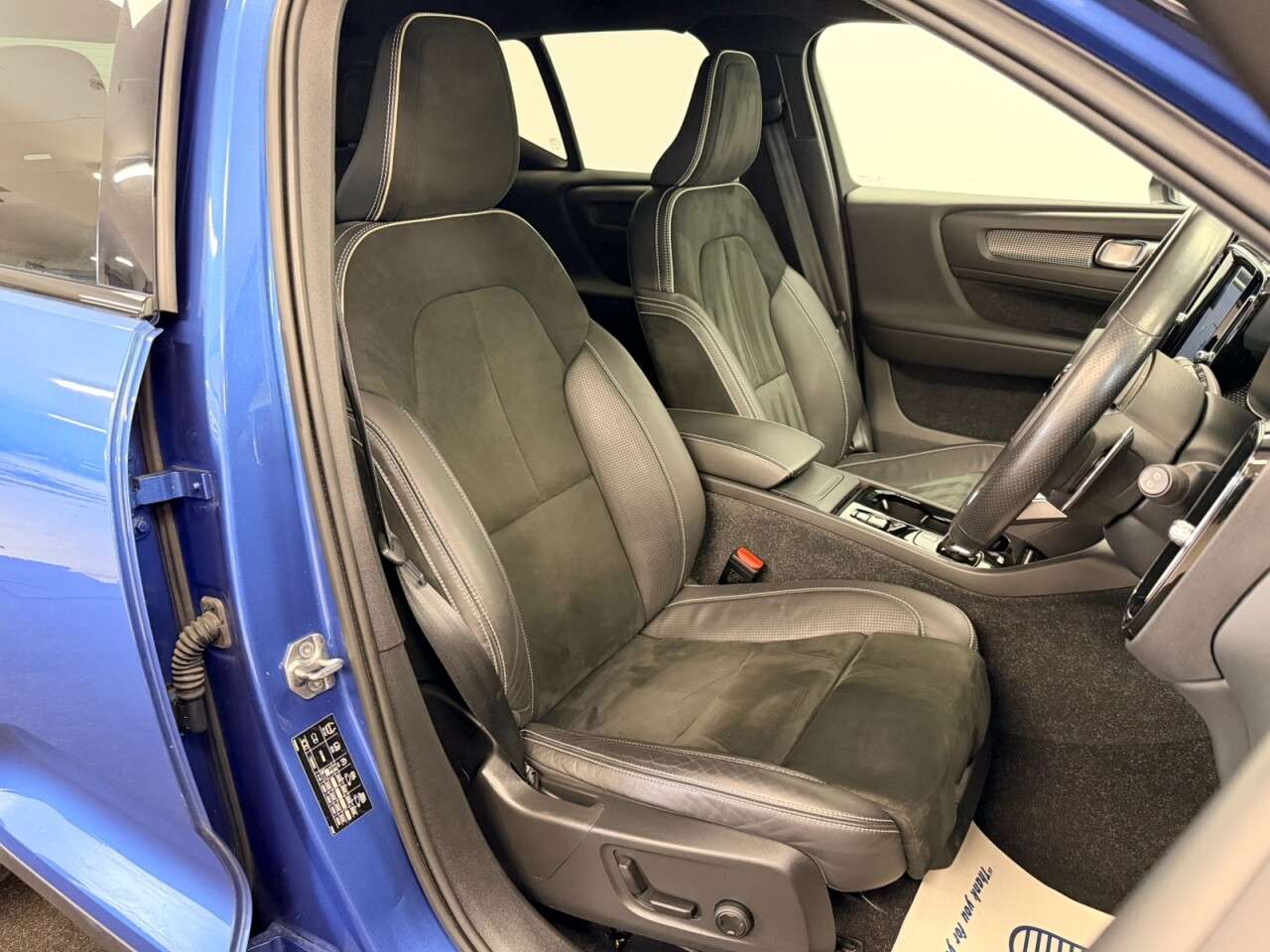 A 2020 VOLVO XC40 2.0 D3 R-DESIGN PRO AUTO 150 BHP + SAT NAV + REAR CAMERA + HEATED SEATS SIX A 2020 VOLVO XC40 2.0 D3 R-DESIGN PRO AUTO 150 BHP + SAT NAV + REAR CAMERA + HEATED SEATS SIX