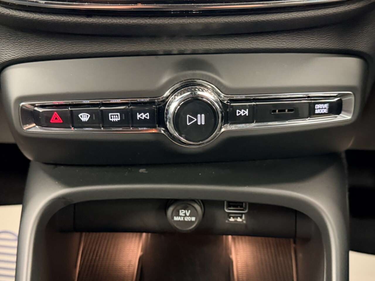 2020 VOLVO XC40 2020 VOLVO XC40