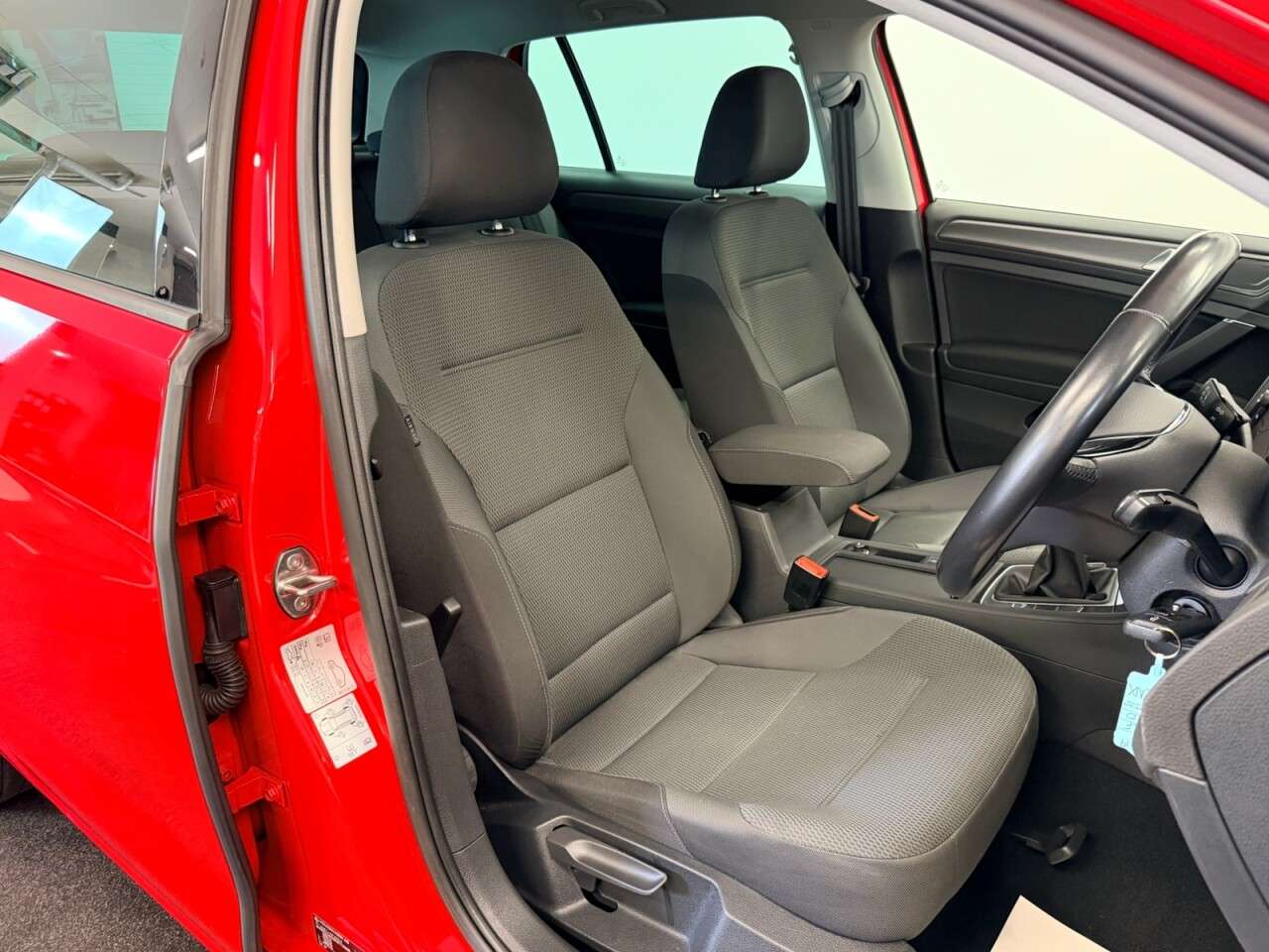 A 2019 VOLKSWAGEN GOLF 1.6 TDI MATCH FIVE DOOR 115 BHP + SAT NAV + PARKING SENSORS A 2019 VOLKSWAGEN GOLF 1.6 TDI MATCH FIVE DOOR 115 BHP + SAT NAV + PARKING SENSORS