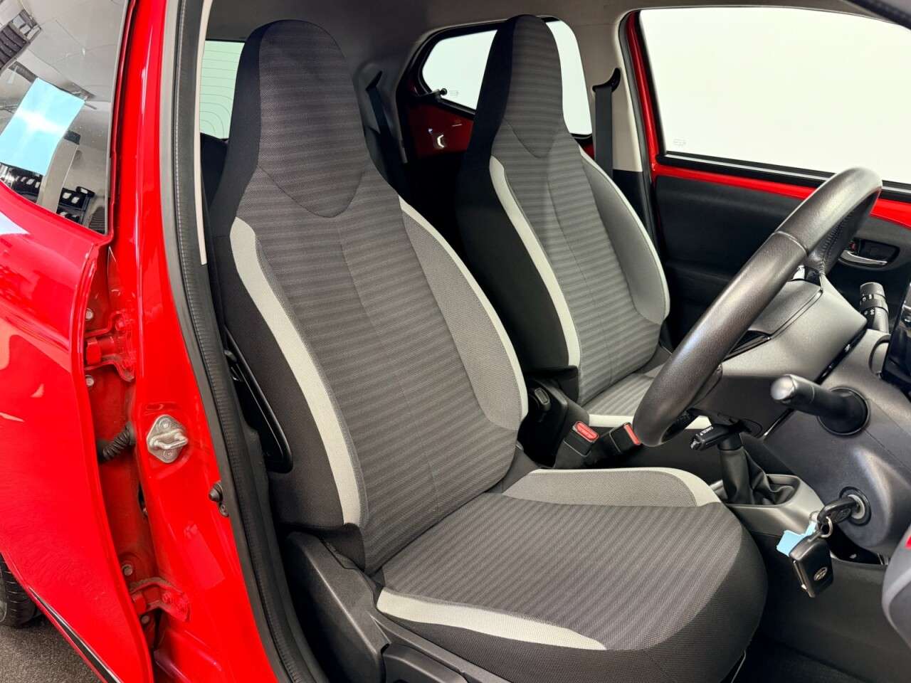A 2019 TOYOTA AYGO 1.0 VVT-i X-TREND FIVE DOOR 70 BHP + APPLE CAR PLAY + REAR CAMERA SIX MONTH A 2019 TOYOTA AYGO 1.0 VVT-i X-TREND FIVE DOOR 70 BHP + APPLE CAR PLAY + REAR CAMERA SIX MONTH