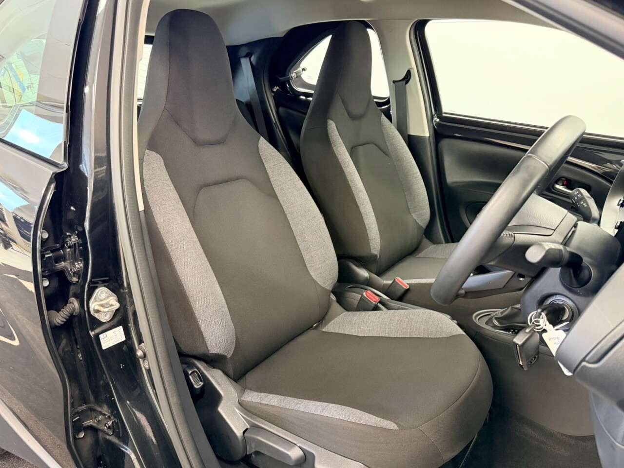 A 2023 TOYOTA AYGO X 1.0 VVT-i PURE X-SHIFT AUTO FIVE DOOR 72 BHP + APPLE PLAY + REAR CAMERA SIX A 2023 TOYOTA AYGO X 1.0 VVT-i PURE X-SHIFT AUTO FIVE DOOR 72 BHP + APPLE PLAY + REAR CAMERA SIX