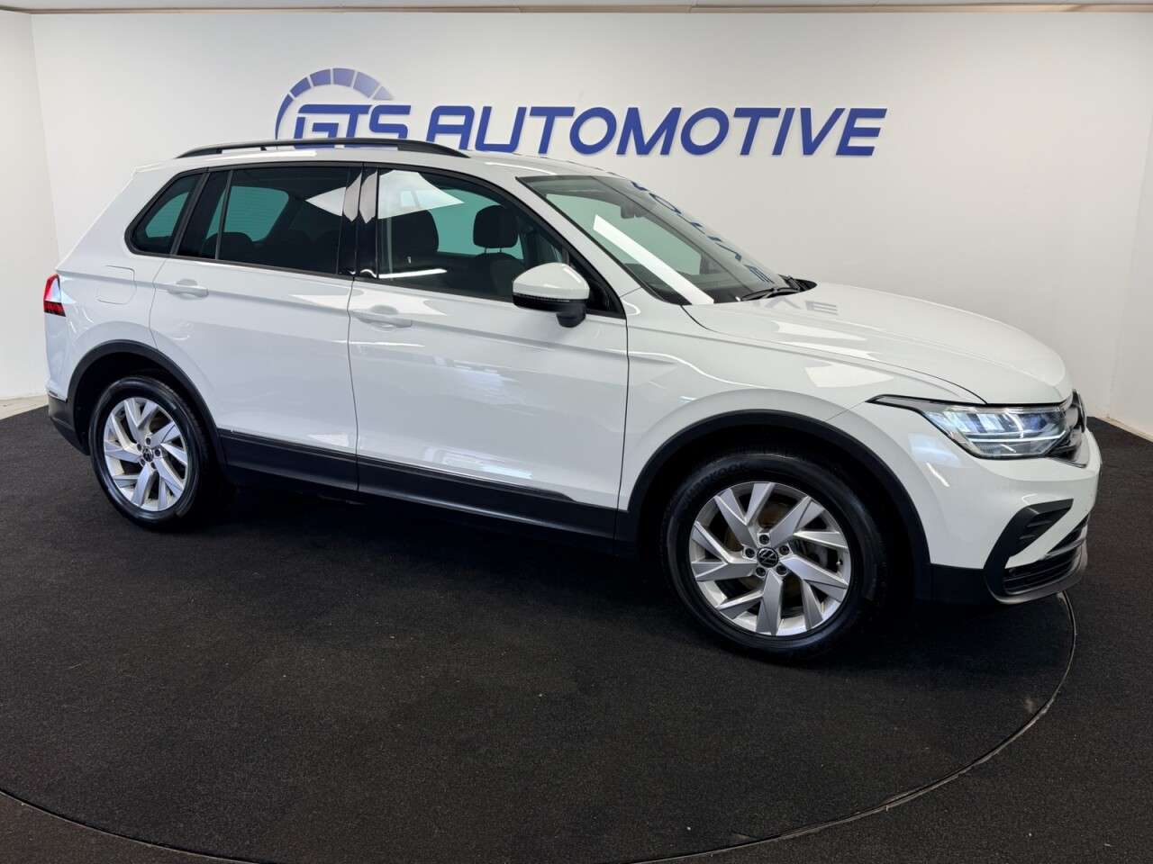 A 2021 VOLKSWAGEN TIGUAN 1.5 TSI LIFE 150 BHP + SAT NAV + PARKING SENSORS + APPLE PLAY SIX MONTH WAR A 2021 VOLKSWAGEN TIGUAN 1.5 TSI LIFE 150 BHP + SAT NAV + PARKING SENSORS + APPLE PLAY SIX MONTH WAR