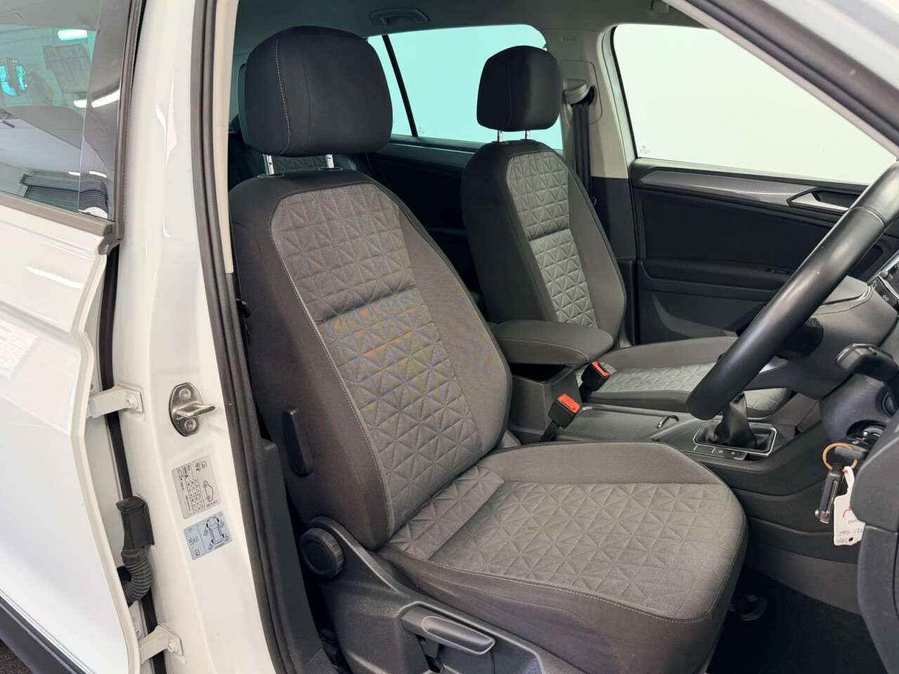 A 2021 VOLKSWAGEN TIGUAN 1.5 TSI LIFE 150 BHP + SAT NAV + PARKING SENSORS + APPLE PLAY SIX MONTH WAR A 2021 VOLKSWAGEN TIGUAN 1.5 TSI LIFE 150 BHP + SAT NAV + PARKING SENSORS + APPLE PLAY SIX MONTH WAR