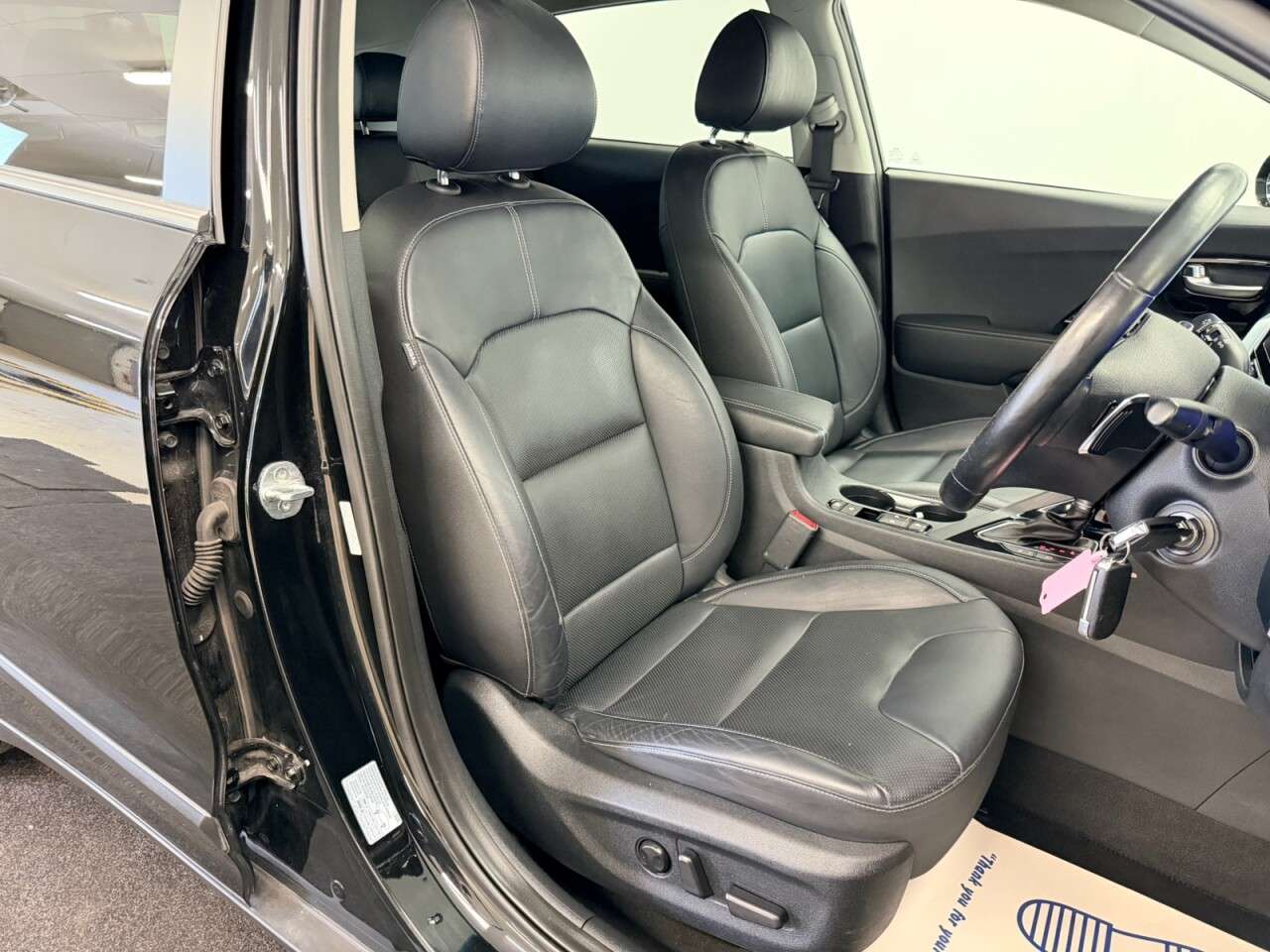 A 2019 KIA NIRO 1.6 GDi 3 HYBRID DCT AUTO 140 BHP + SAT NAV + HEATED LEATHER SIX MONTH WARR A 2019 KIA NIRO 1.6 GDi 3 HYBRID DCT AUTO 140 BHP + SAT NAV + HEATED LEATHER SIX MONTH WARR
