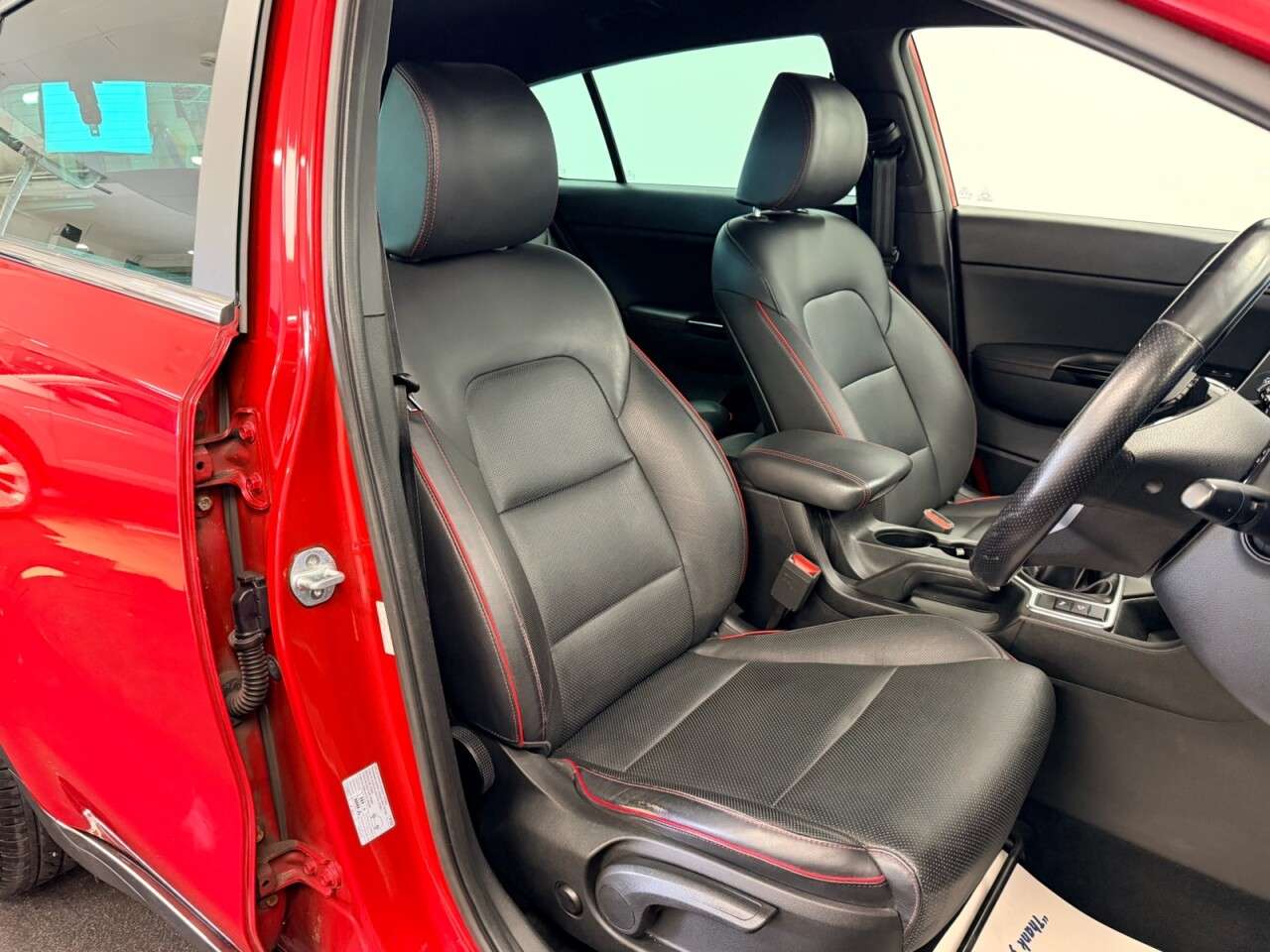 A 2019 KIA SPORTAGE 1.6 T-GDi GT-LINE 175 BHP + SAT NAV + HEATED LEATHER SIX MONTH WARRANTY JUN A 2019 KIA SPORTAGE 1.6 T-GDi GT-LINE 175 BHP + SAT NAV + HEATED LEATHER SIX MONTH WARRANTY JUN