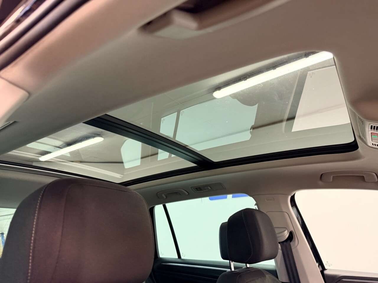 A 2019 VOLKSWAGEN TIGUAN 2.0 TDI SEL DSG AUTO 150 BHP + SAT NAV + GLASS SUNROOF SIX MONTH WARRANTY M A 2019 VOLKSWAGEN TIGUAN 2.0 TDI SEL DSG AUTO 150 BHP + SAT NAV + GLASS SUNROOF SIX MONTH WARRANTY M