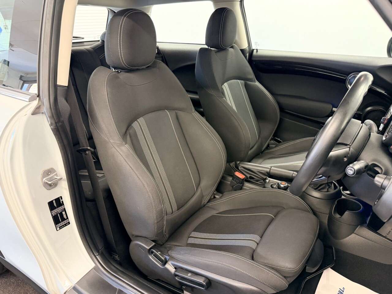 A 2019 MINI HATCH 2.0 COOPER S CLASSIC 192 BHP + AIR CON + BLACK ALLOYS SIX MONTH WARRANTY AP A 2019 MINI HATCH 2.0 COOPER S CLASSIC 192 BHP + AIR CON + BLACK ALLOYS SIX MONTH WARRANTY AP