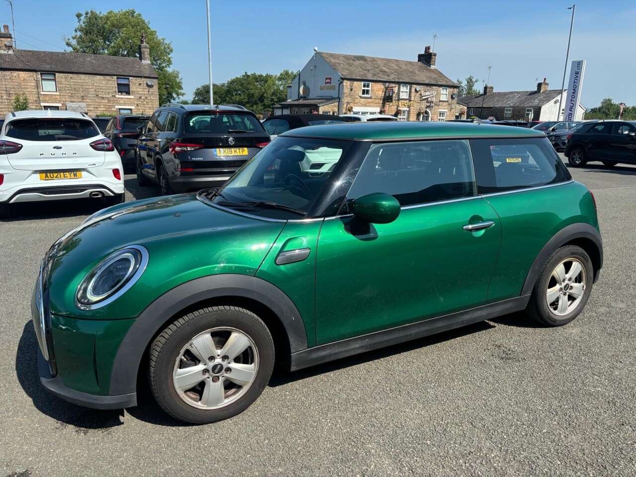 A 2021 MINI HATCH 1.5 COOPER CLASSIC THREE DOOR 135 BHP A 2021 MINI HATCH 1.5 COOPER CLASSIC THREE DOOR 135 BHP