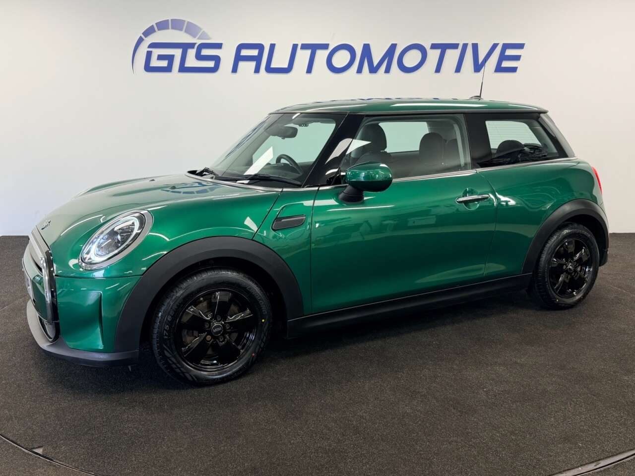A 2021 MINI HATCH 1.5 COOPER CLASSIC THREE DOOR 135 BHP + BLUETOOTH + ALLOYS SIX MONTH WARRAN A 2021 MINI HATCH 1.5 COOPER CLASSIC THREE DOOR 135 BHP + BLUETOOTH + ALLOYS SIX MONTH WARRAN