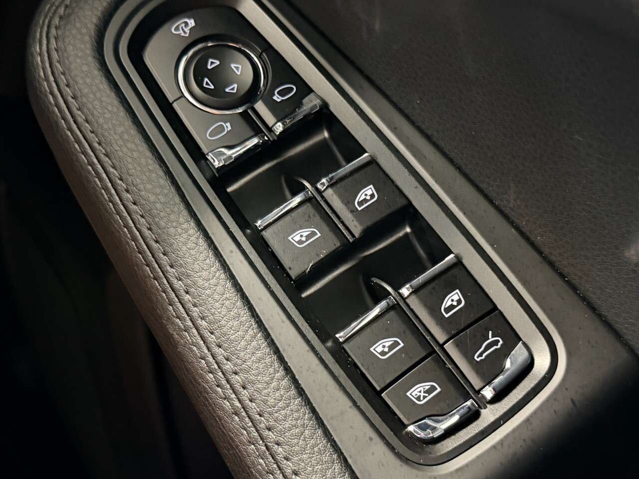 2025 PORSCHE MACAN 2025 PORSCHE MACAN