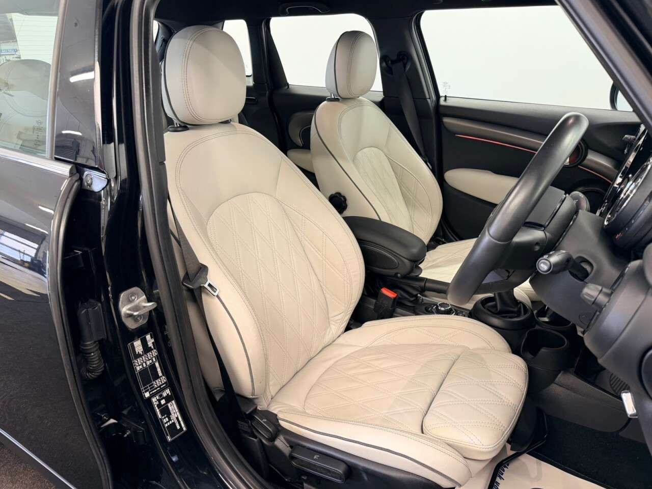 A 2022 MINI HATCH 1.5 COOPER EXCLUSIVE FIVE DOOR 135 BHP + HEATED LEATHER + APPLE PLAY + CAME A 2022 MINI HATCH 1.5 COOPER EXCLUSIVE FIVE DOOR 135 BHP + HEATED LEATHER + APPLE PLAY + CAME
