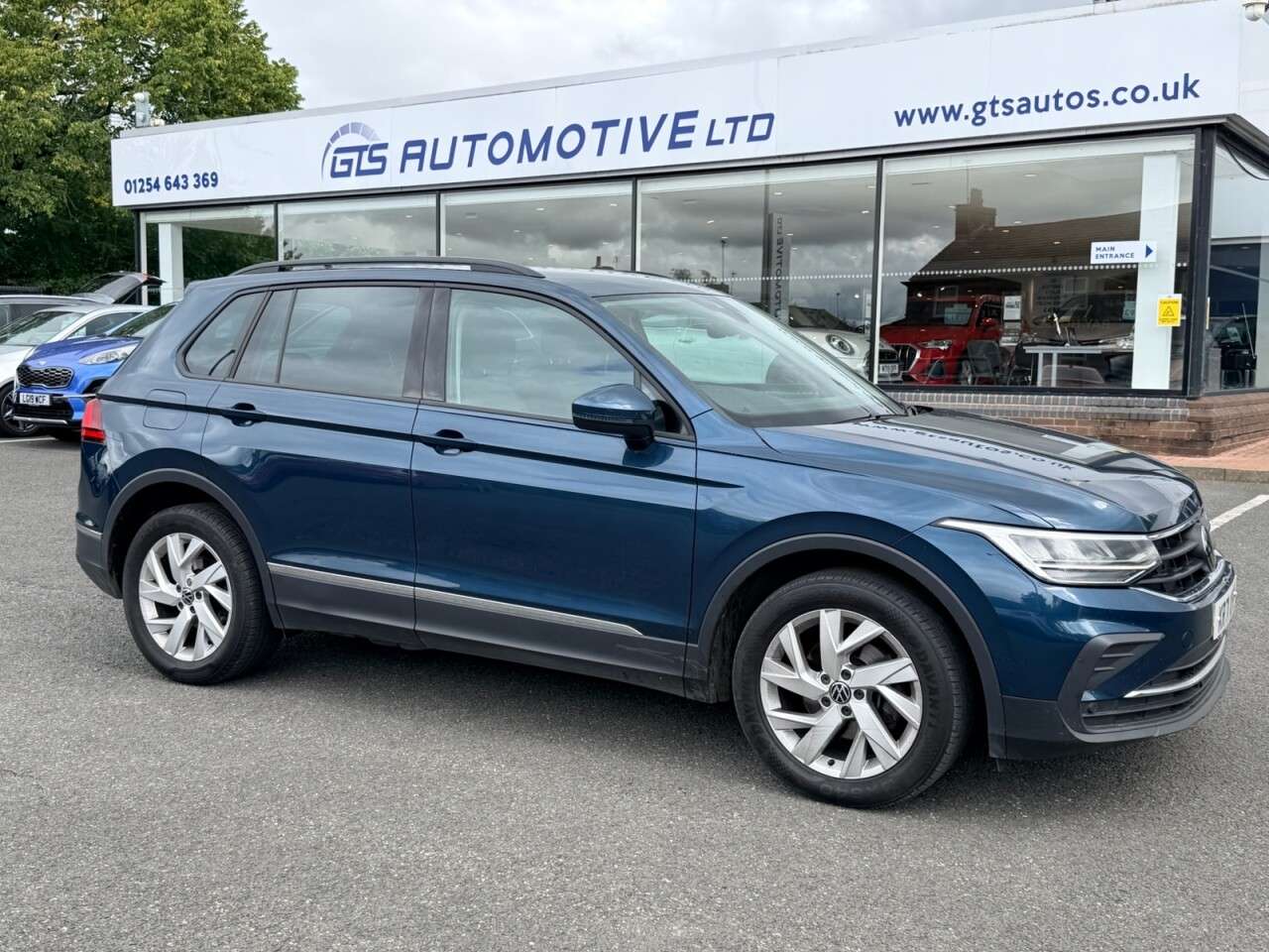 A 2022 VOLKSWAGEN TIGUAN 1.5 TSI LIFE DSG AUTO 150 BHP + SAT NAV A 2022 VOLKSWAGEN TIGUAN 1.5 TSI LIFE DSG AUTO 150 BHP + SAT NAV