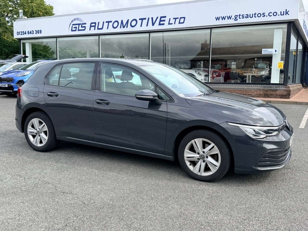A 2022 VOLKSWAGEN GOLF 1.5 TSI LIFE FIVE DOOR 130 BHP + SAT NAV A 2022 VOLKSWAGEN GOLF 1.5 TSI LIFE FIVE DOOR 130 BHP + SAT NAV