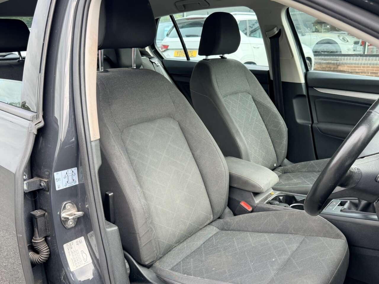 A 2022 VOLKSWAGEN GOLF 1.5 TSI LIFE FIVE DOOR 130 BHP + SAT NAV A 2022 VOLKSWAGEN GOLF 1.5 TSI LIFE FIVE DOOR 130 BHP + SAT NAV
