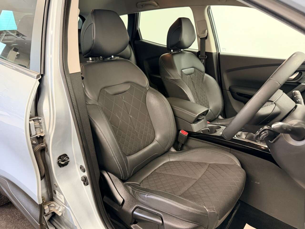 A 2020 RENAULT KADJAR 1.3 TCe ICONIC 140 BHP + SAT NAV + REAR CAMERA SIX MONTH WARRANTY SEPT 2027 A 2020 RENAULT KADJAR 1.3 TCe ICONIC 140 BHP + SAT NAV + REAR CAMERA SIX MONTH WARRANTY SEPT 2027