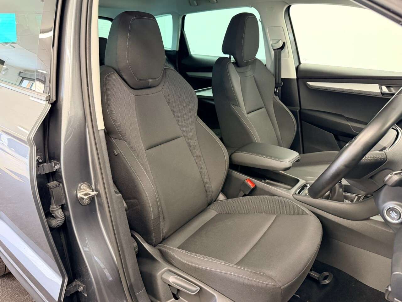 A 2022 SKODA KAROQ 2.0 TDI SE DRIVE 150 BHP + SAT NAV + PARKING SENSORS SIX MONTH WARRANTY JUL A 2022 SKODA KAROQ 2.0 TDI SE DRIVE 150 BHP + SAT NAV + PARKING SENSORS SIX MONTH WARRANTY JUL