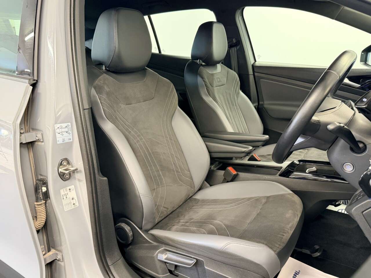 A 2023 VOLKSWAGEN ID.4 PURE 52kWh LIFE EDITION ELECTRIC AUTO 150 BHP + SAT NAV + HEATED SEATS SIX A 2023 VOLKSWAGEN ID.4 PURE 52kWh LIFE EDITION ELECTRIC AUTO 150 BHP + SAT NAV + HEATED SEATS SIX