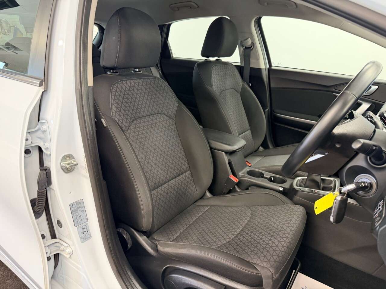 A 2021 KIA CEED 1.0 T-GDi 2 NAVIGATION FIVE DOOR 120 BHP + SAT NAV + REAR CAMERA SIX MONTH A 2021 KIA CEED 1.0 T-GDi 2 NAVIGATION FIVE DOOR 120 BHP + SAT NAV + REAR CAMERA SIX MONTH