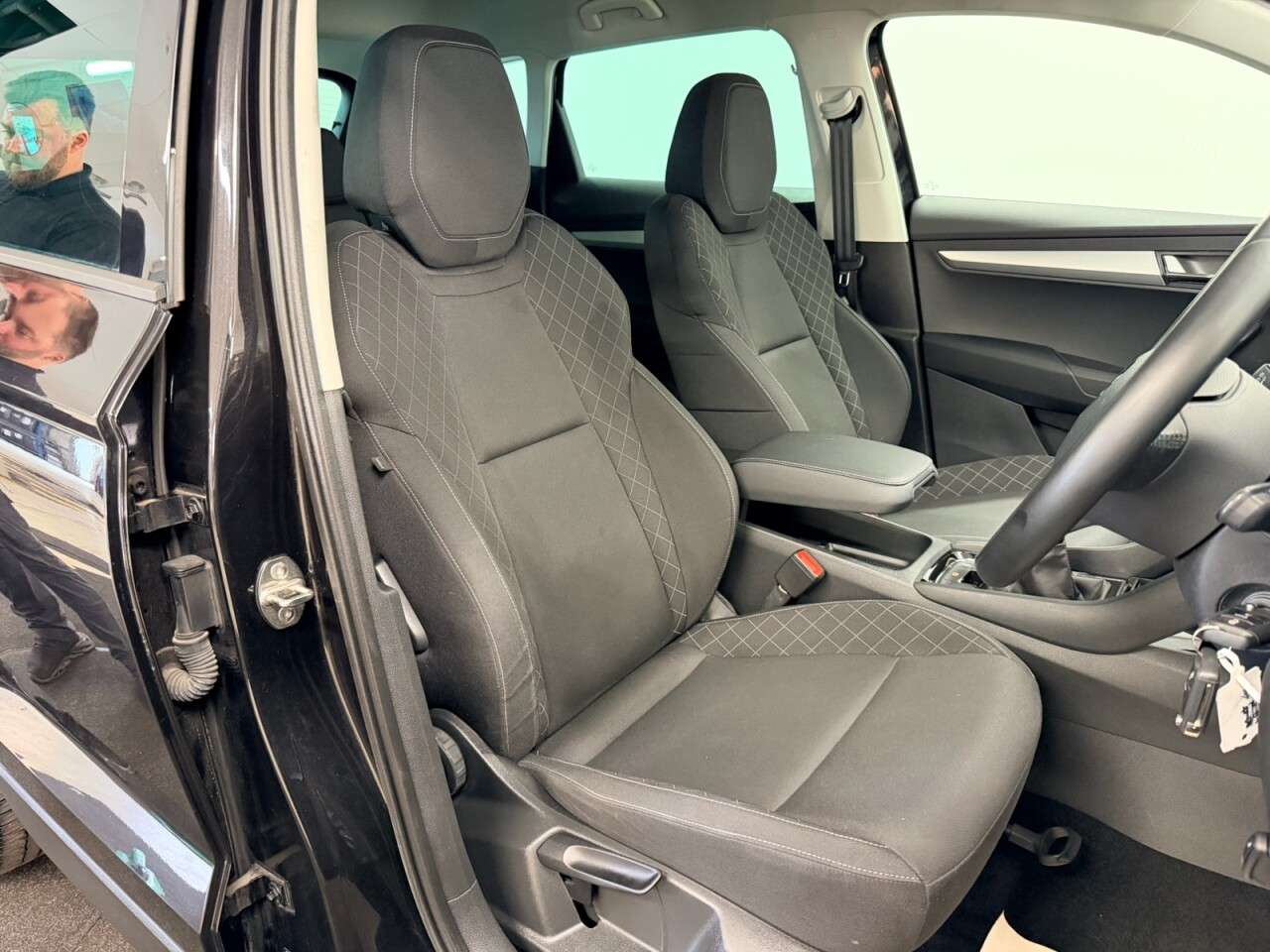 A 2018 SKODA KAROQ 1.0 TSI SE TECHNOLOGY NAVIGATION 115 BHP + PARKING SENSORS + APPLE PLAY SIX A 2018 SKODA KAROQ 1.0 TSI SE TECHNOLOGY NAVIGATION 115 BHP + PARKING SENSORS + APPLE PLAY SIX