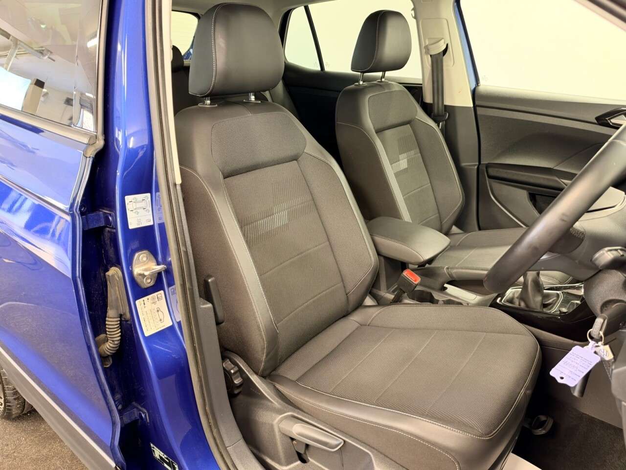 A 2022 VOLKSWAGEN T-CROSS 1.0 TSI BLACK EDITION 110 BHP + WINTER PACK + REAR CAMERA SIX MONTH WARRANT A 2022 VOLKSWAGEN T-CROSS 1.0 TSI BLACK EDITION 110 BHP + WINTER PACK + REAR CAMERA SIX MONTH WARRANT