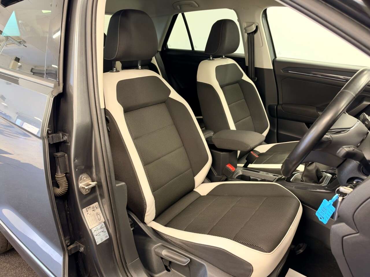 A 2018 VOLKSWAGEN T-ROC 1.6 TDI SEL 115 BHP + SAT NAV + PARKING SENSORS SIX MONTH WARRANTY MAY 2027 A 2018 VOLKSWAGEN T-ROC 1.6 TDI SEL 115 BHP + SAT NAV + PARKING SENSORS SIX MONTH WARRANTY MAY 2027