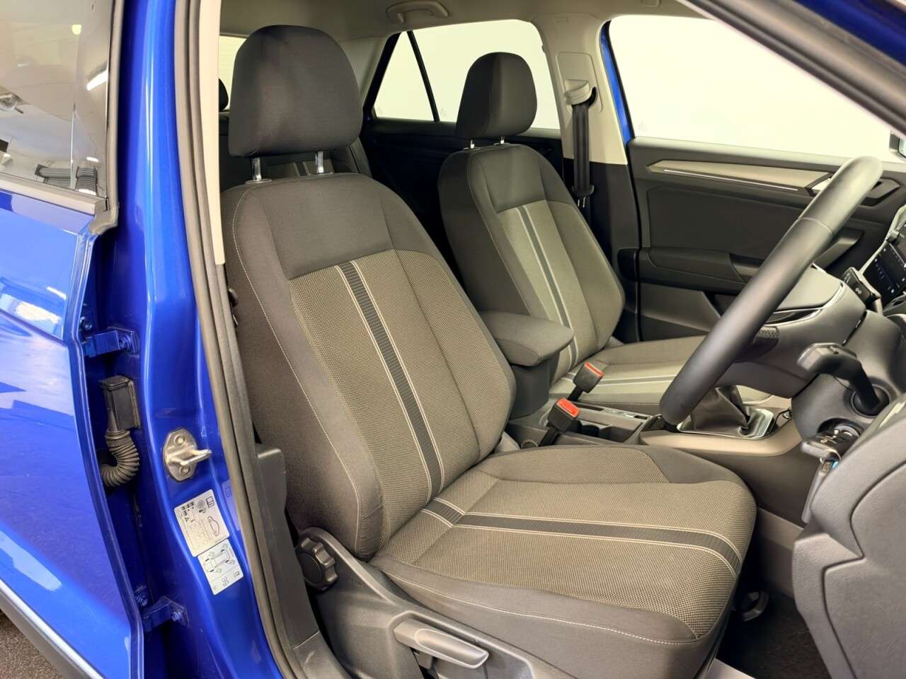 A 2021 VOLKSWAGEN T-ROC 1.0 TSI DESIGN 110 BHP + PARKING SENSORS + APPLE CAR PLAY SIX MONTH WARRANT A 2021 VOLKSWAGEN T-ROC 1.0 TSI DESIGN 110 BHP + PARKING SENSORS + APPLE CAR PLAY SIX MONTH WARRANT