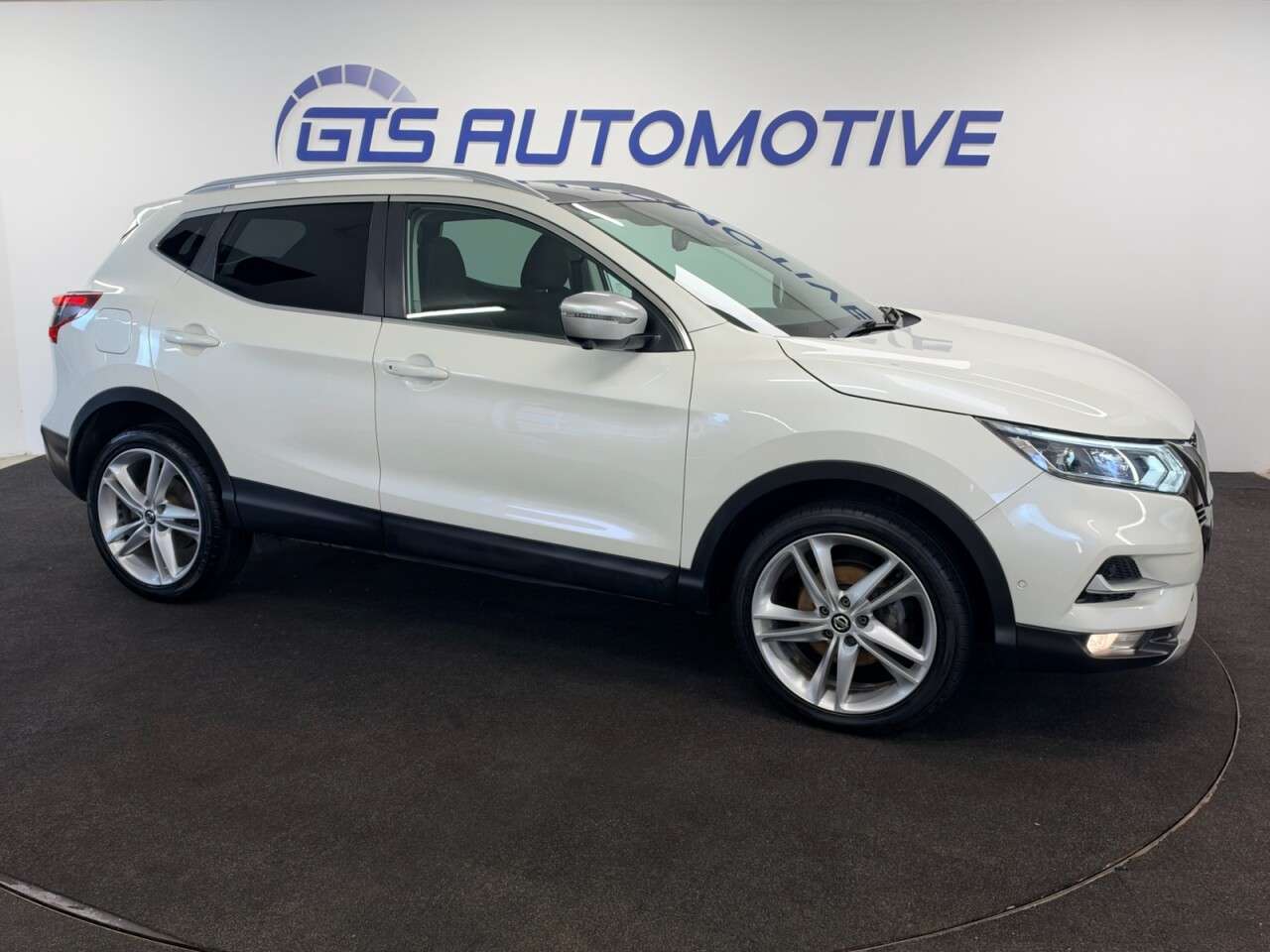 A 2019 NISSAN QASHQAI 1.3 DIG-T N-MOTION 140 BHP + SAT NAV + GLASS SUNROOF SIX MONTH WARRANTY OCT A 2019 NISSAN QASHQAI 1.3 DIG-T N-MOTION 140 BHP + SAT NAV + GLASS SUNROOF SIX MONTH WARRANTY OCT