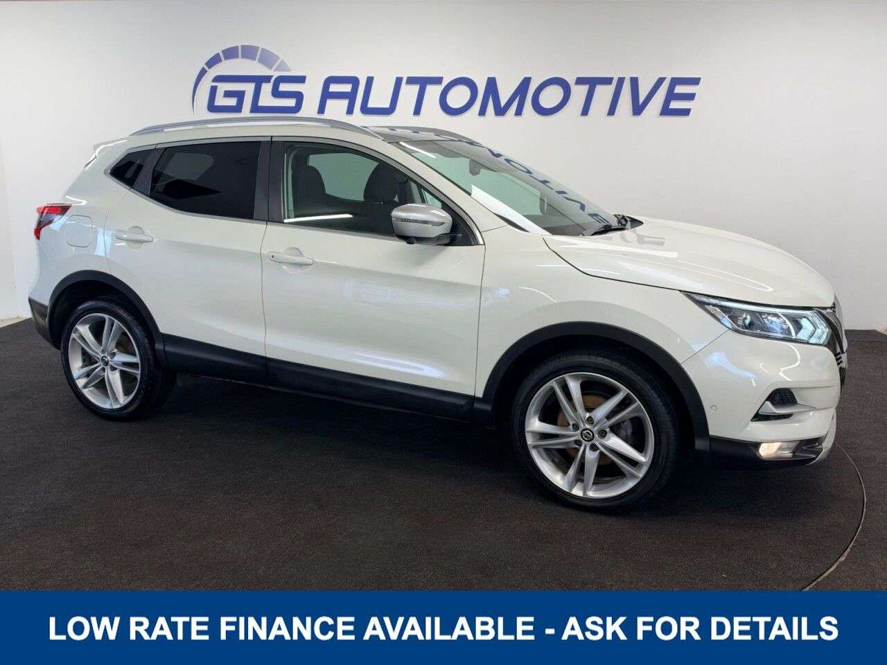 A 2019 NISSAN QASHQAI 1.3 DIG-T N-MOTION 140 BHP + SAT NAV + GLASS SUNROOF SIX MONTH WARRANTY OCT A 2019 NISSAN QASHQAI 1.3 DIG-T N-MOTION 140 BHP + SAT NAV + GLASS SUNROOF SIX MONTH WARRANTY OCT