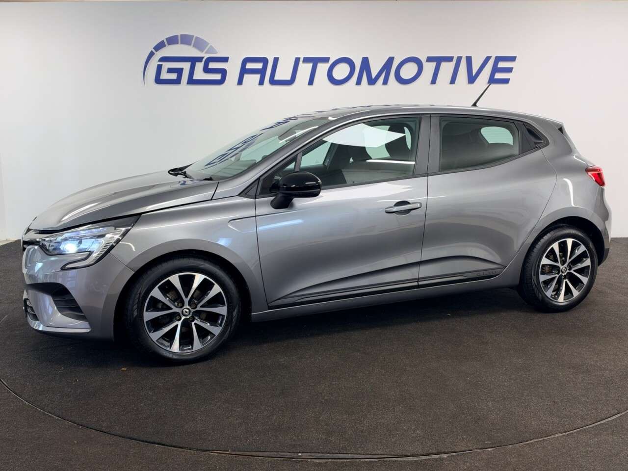 A 2023 RENAULT CLIO 1.0 TCe EVOLUTION FIVE DOOR 90 BHP + SAT NAV + PARKING SENSORS - OCTOBER 20 A 2023 RENAULT CLIO 1.0 TCe EVOLUTION FIVE DOOR 90 BHP + SAT NAV + PARKING SENSORS - OCTOBER 20