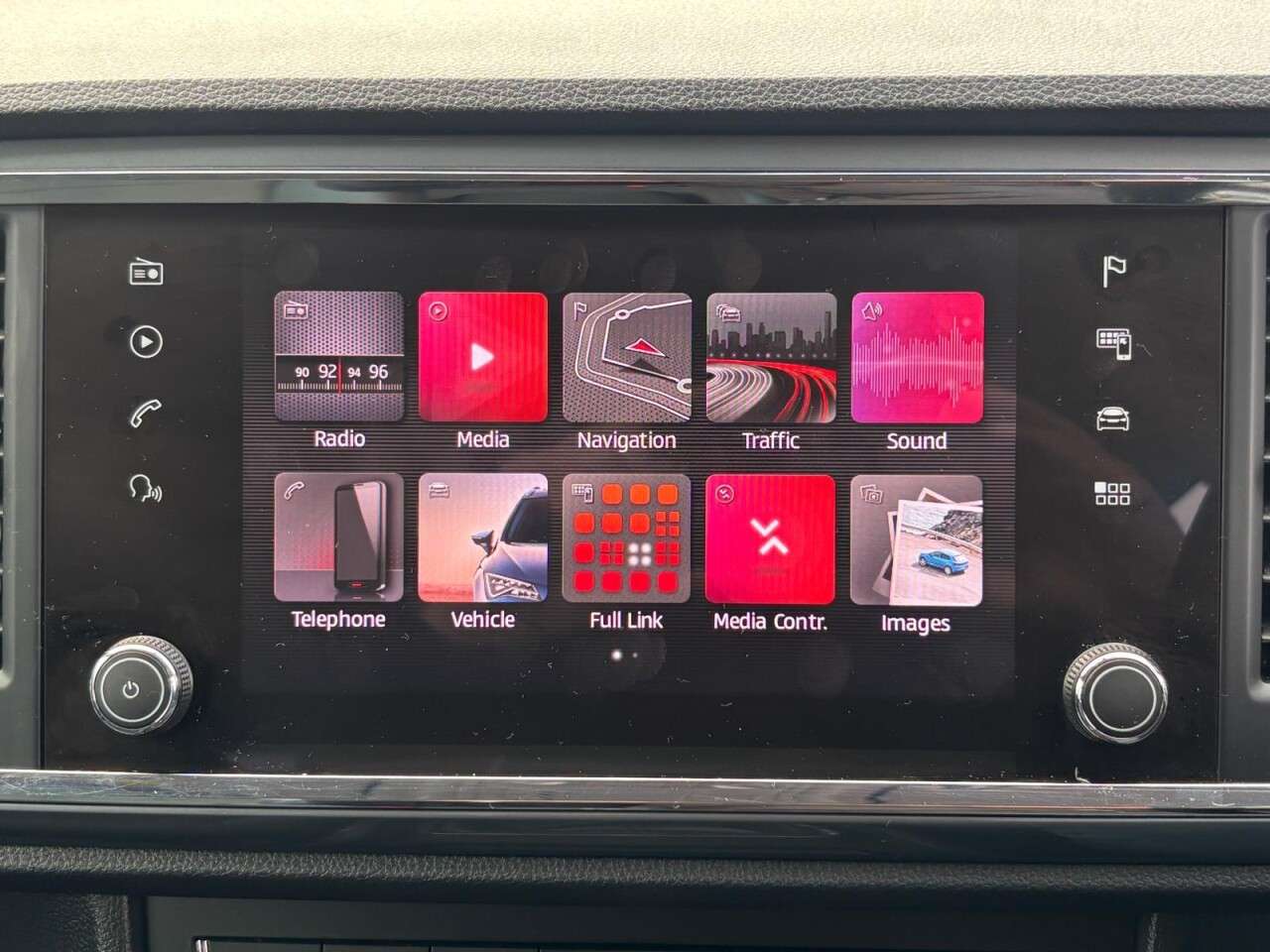 A 2020 SEAT ATECA 1.5 TSI EVO SE TECHNOLOGY 150 BHP + SAT NAV + PARKING SENSORS A 2020 SEAT ATECA 1.5 TSI EVO SE TECHNOLOGY 150 BHP + SAT NAV + PARKING SENSORS