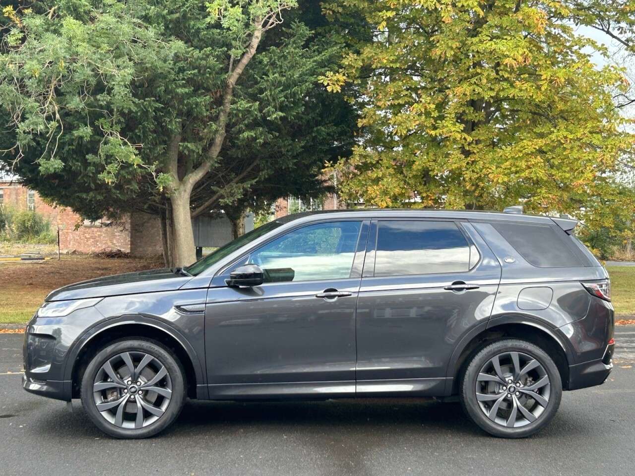 A 2022 LAND ROVER DISCOVERY SPORT 1.5 P300e 12.2kWh R-Dynamic SE SUV 5dr Petrol Plug-in Hybrid Auto 4WD Euro A 2022 LAND ROVER DISCOVERY SPORT 1.5 P300e 12.2kWh R-Dynamic SE SUV 5dr Petrol Plug-in Hybrid Auto 4WD Euro