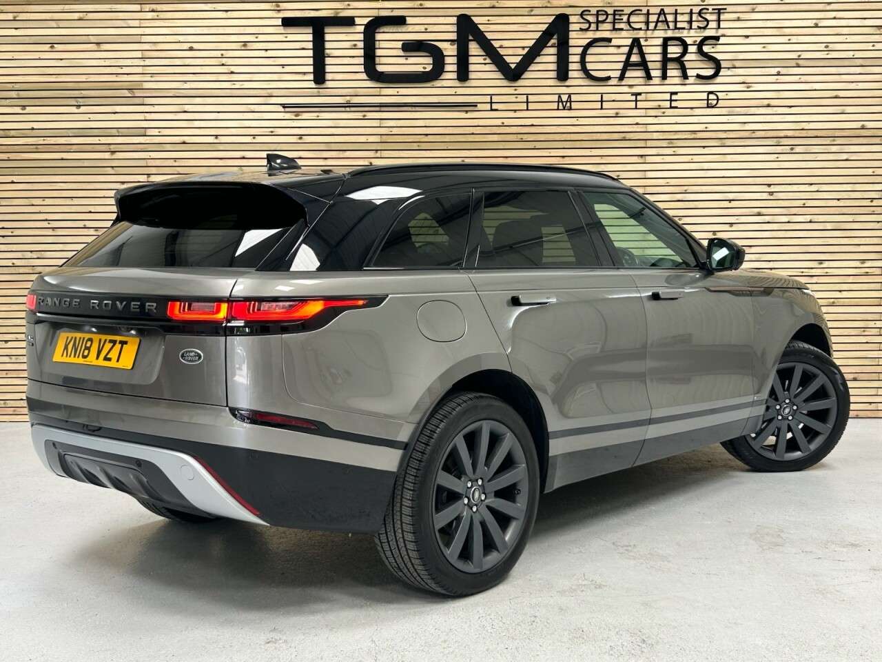 A 2018 LAND ROVER RANGE ROVER VELAR 2.0 D240 R-Dynamic HSE SUV 5dr Diesel Auto 4WD Euro 6 (s/s) (240 ps) 360 CA A 2018 LAND ROVER RANGE ROVER VELAR 2.0 D240 R-Dynamic HSE SUV 5dr Diesel Auto 4WD Euro 6 (s/s) (240 ps) 360 CA