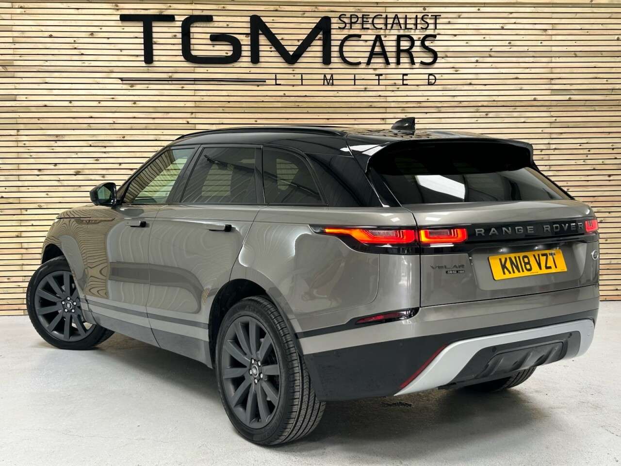 A 2018 LAND ROVER RANGE ROVER VELAR 2.0 D240 R-Dynamic HSE SUV 5dr Diesel Auto 4WD Euro 6 (s/s) (240 ps) 360 CA A 2018 LAND ROVER RANGE ROVER VELAR 2.0 D240 R-Dynamic HSE SUV 5dr Diesel Auto 4WD Euro 6 (s/s) (240 ps) 360 CA