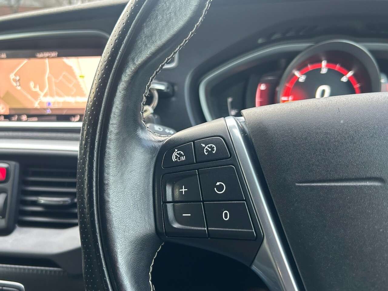 2018 VOLVO V40 2018 VOLVO V40