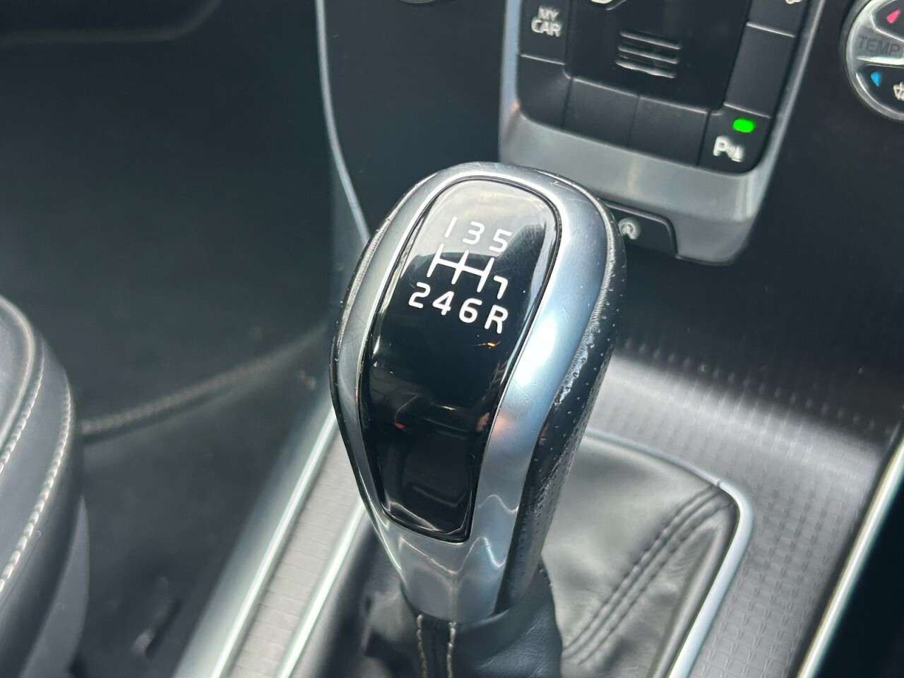 2018 VOLVO V40 2018 VOLVO V40