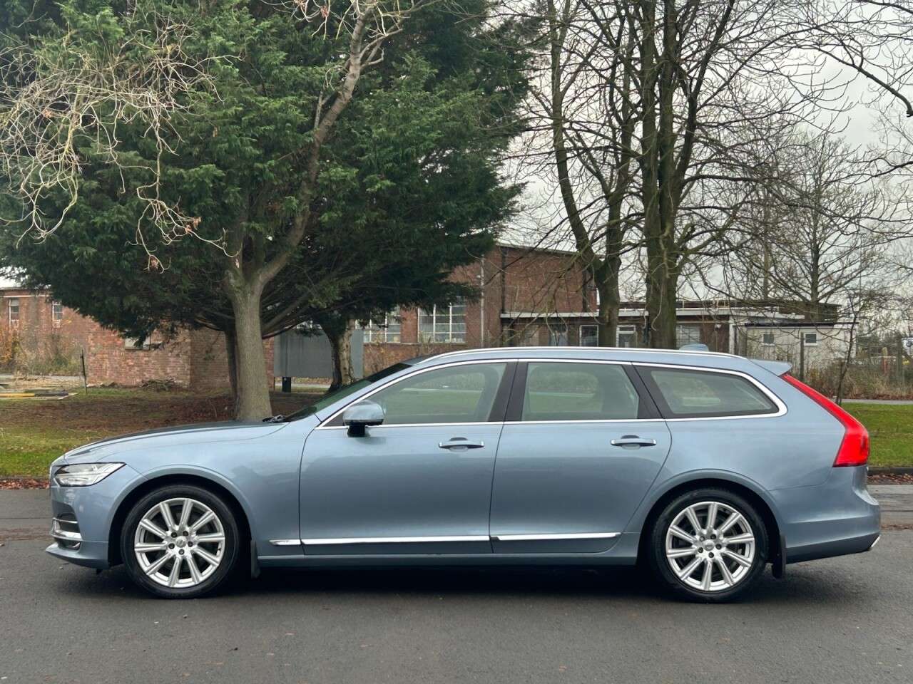 A 2016 VOLVO V90 2.0 D5 PowerPulse Inscription Estate 5dr Diesel Auto AWD Euro 6 (s/s) (235 A 2016 VOLVO V90 2.0 D5 PowerPulse Inscription Estate 5dr Diesel Auto AWD Euro 6 (s/s) (235