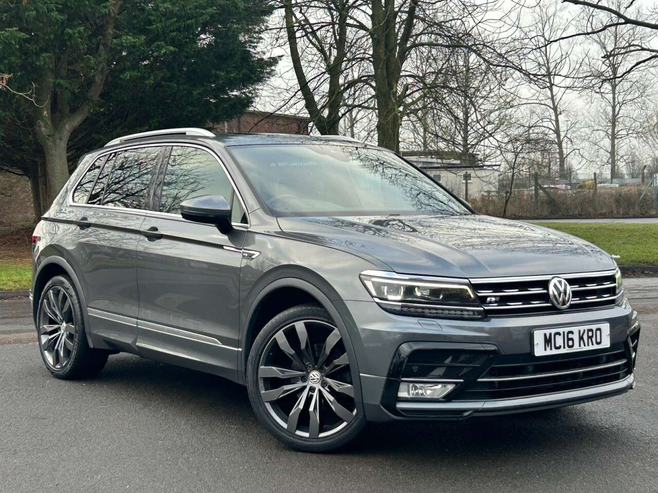 A 2016 VOLKSWAGEN TIGUAN 2.0 TDI BlueMotion Tech R-Line SUV 5dr Diesel DSG 4Motion Euro 6 (s/s) (150 A 2016 VOLKSWAGEN TIGUAN 2.0 TDI BlueMotion Tech R-Line SUV 5dr Diesel DSG 4Motion Euro 6 (s/s) (150