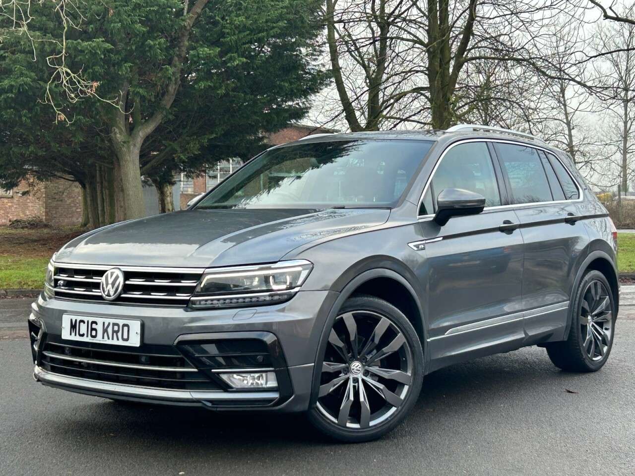 A 2016 VOLKSWAGEN TIGUAN 2.0 TDI BlueMotion Tech R-Line SUV 5dr Diesel DSG 4Motion Euro 6 (s/s) (150 A 2016 VOLKSWAGEN TIGUAN 2.0 TDI BlueMotion Tech R-Line SUV 5dr Diesel DSG 4Motion Euro 6 (s/s) (150
