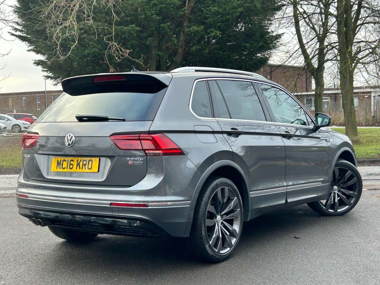 A 2016 VOLKSWAGEN TIGUAN 2.0 TDI BlueMotion Tech R-Line SUV 5dr Diesel DSG 4Motion Euro 6 (s/s) (150 A 2016 VOLKSWAGEN TIGUAN 2.0 TDI BlueMotion Tech R-Line SUV 5dr Diesel DSG 4Motion Euro 6 (s/s) (150