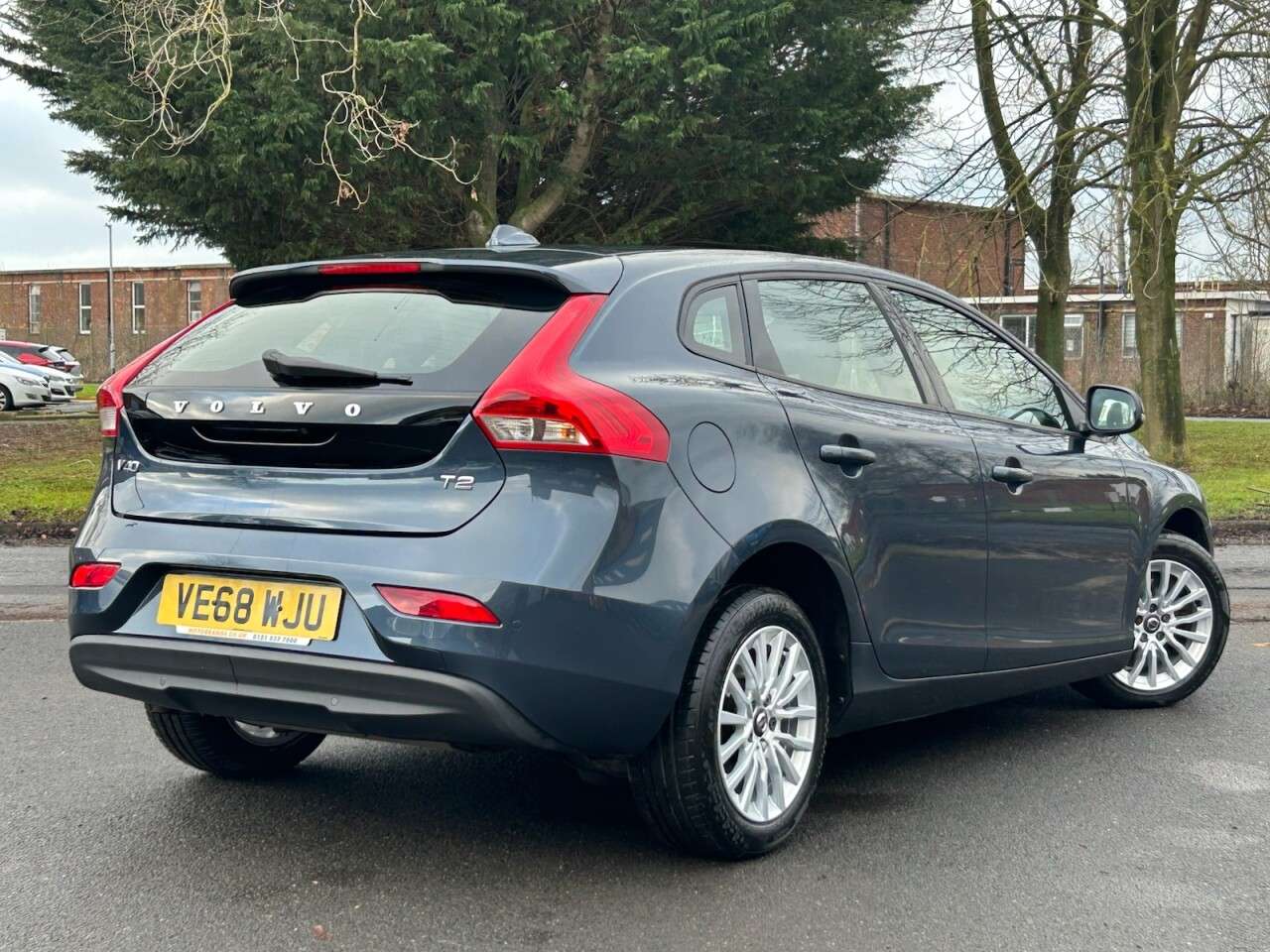 A 2018 VOLVO V40 1.5 T2 GPF Momentum Nav Plus Hatchback 5dr Petrol Auto Euro 6 (s/s) (122 ps A 2018 VOLVO V40 1.5 T2 GPF Momentum Nav Plus Hatchback 5dr Petrol Auto Euro 6 (s/s) (122 ps