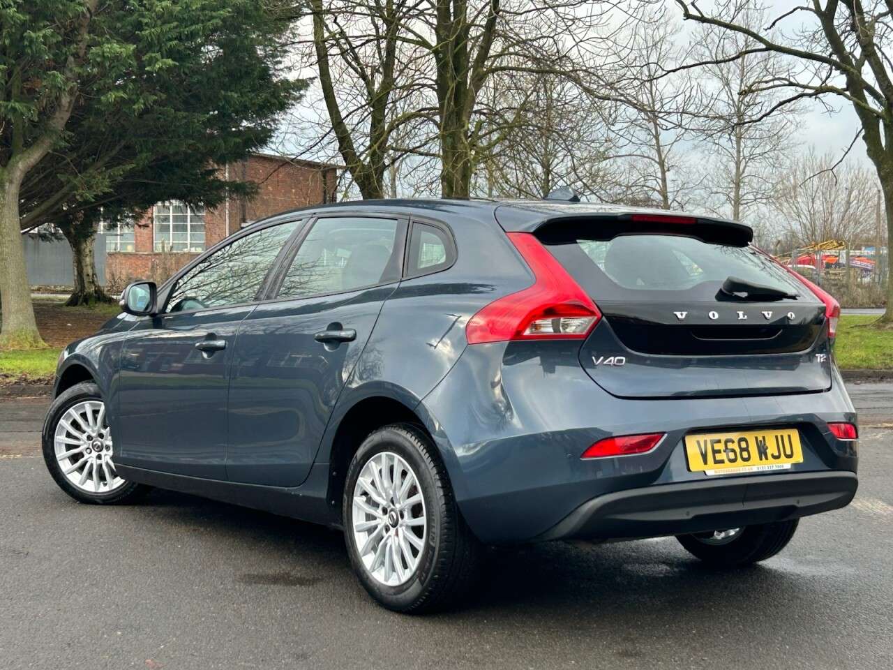 A 2018 VOLVO V40 1.5 T2 GPF Momentum Nav Plus Hatchback 5dr Petrol Auto Euro 6 (s/s) (122 ps A 2018 VOLVO V40 1.5 T2 GPF Momentum Nav Plus Hatchback 5dr Petrol Auto Euro 6 (s/s) (122 ps