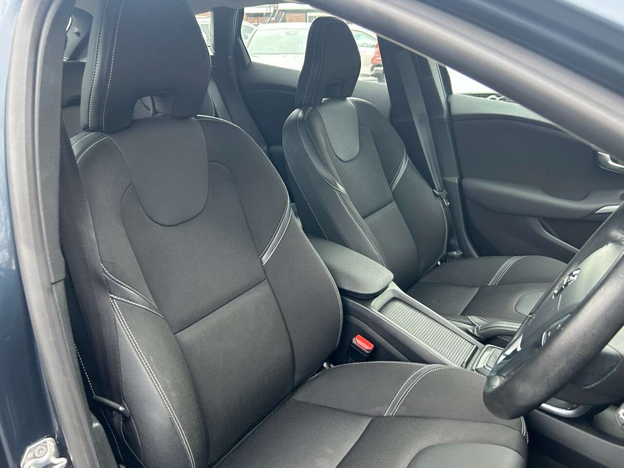 2018 VOLVO V40 2018 VOLVO V40